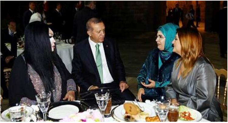 Recep Tayyip Erdogan, la cină cu o divă transsexuală, la câteva ore după dispersarea unei manifestaţii LGBT 