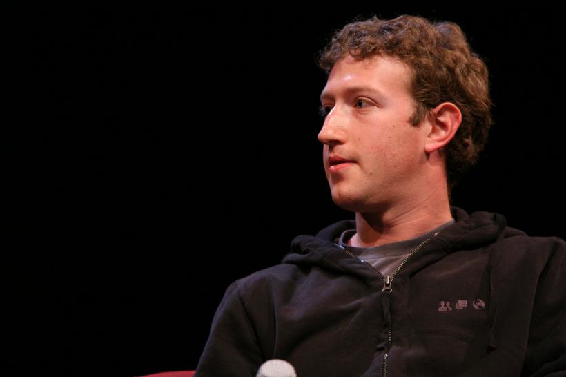 Camera web a laptopuluilui Mark Zuckerberg este acoperită cu o bandă adezivă pentru a nu fi preluată de hackeri 