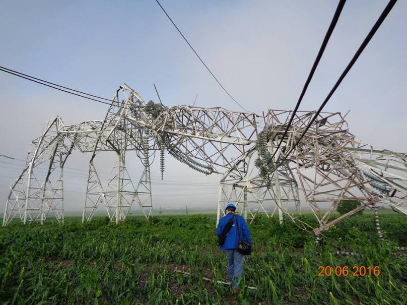 GALERIE FOTO Imagini spectaculoase cu stâlpi de electricitate contorsionaţi de tornadă