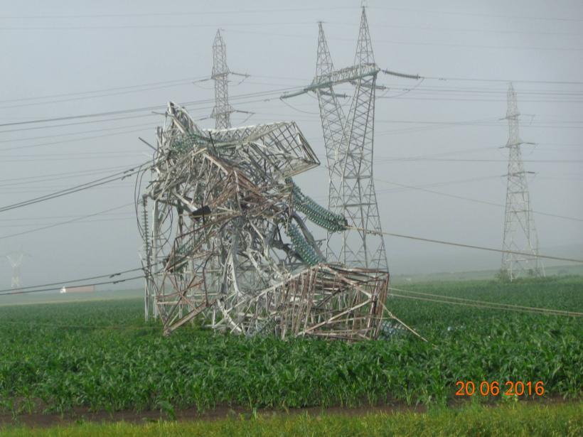 GALERIE FOTO Imagini spectaculoase cu stâlpi de electricitate contorsionaţi de tornadă 18540947