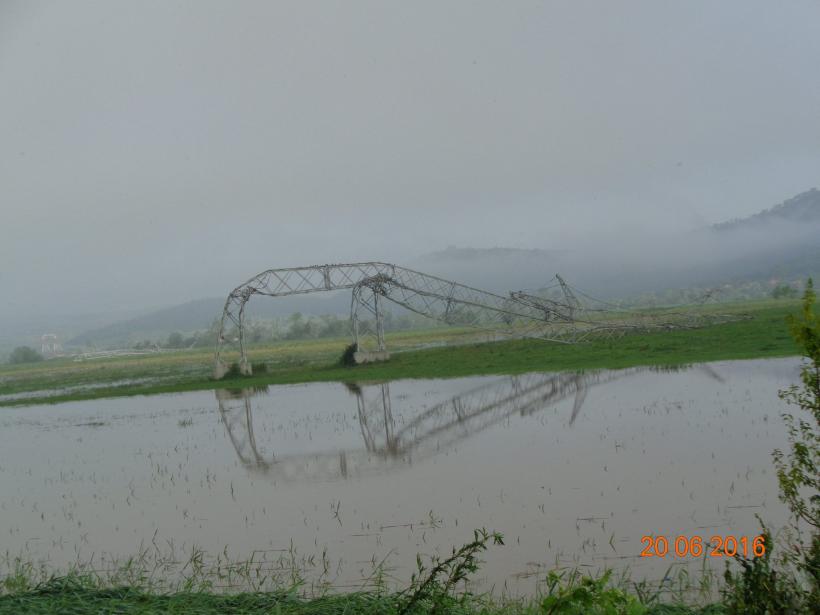 GALERIE FOTO Imagini spectaculoase cu stâlpi de electricitate contorsionaţi de tornadă 18540948