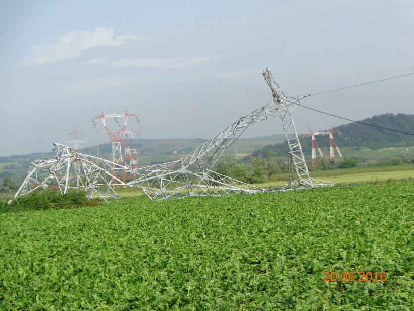 GALERIE FOTO Imagini spectaculoase cu stâlpi de electricitate contorsionaţi de tornadă 18540949