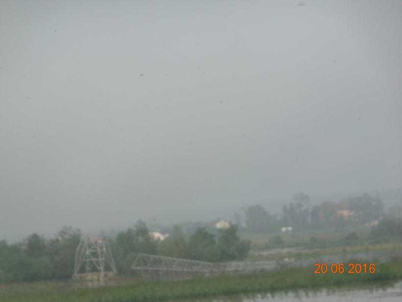 GALERIE FOTO Imagini spectaculoase cu stâlpi de electricitate contorsionaţi de tornadă 18540950