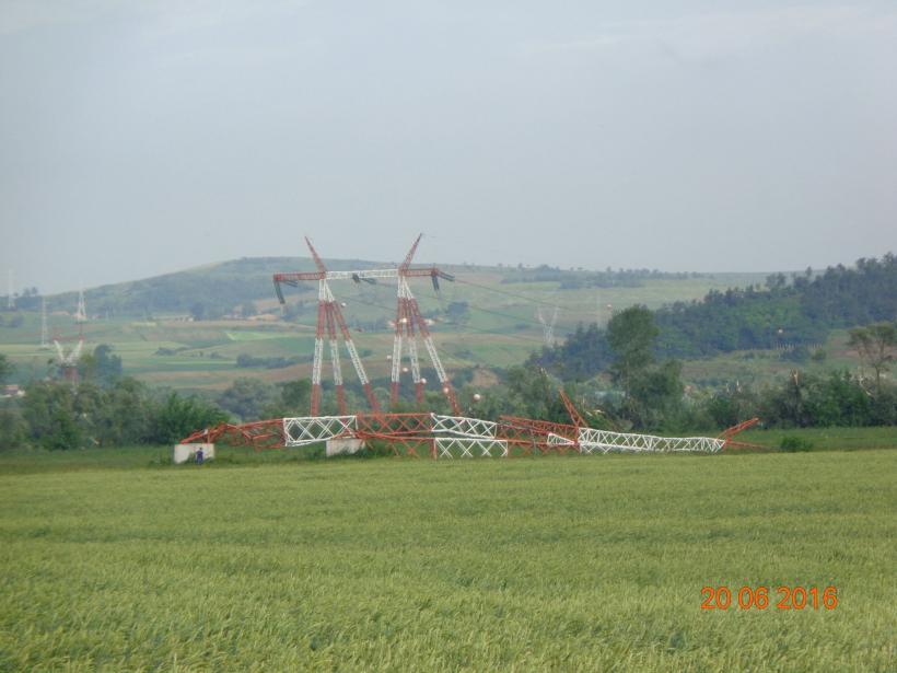 GALERIE FOTO Imagini spectaculoase cu stâlpi de electricitate contorsionaţi de tornadă 18540951