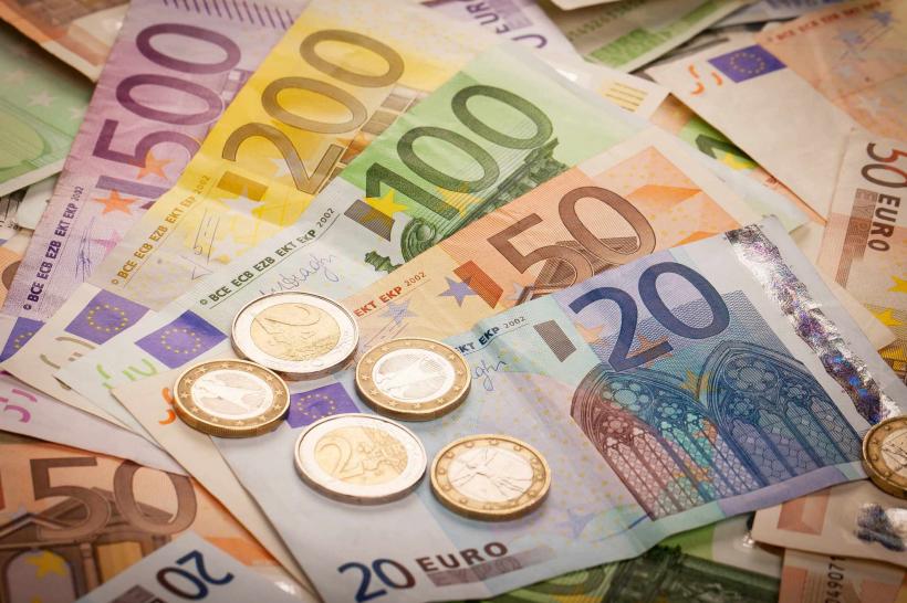 Bancherii nu au ce face cu 2,5 miliarde de euro