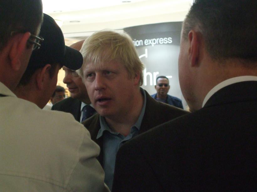 VIDEO - BREXIT - Boris Johnson, huiduit copios în fața casei sale