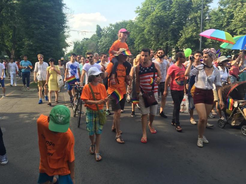 Sute de participanţi la Marşul Diversităţii; steagul curcubeu a fluturat pe şoseaua Kiseleff 