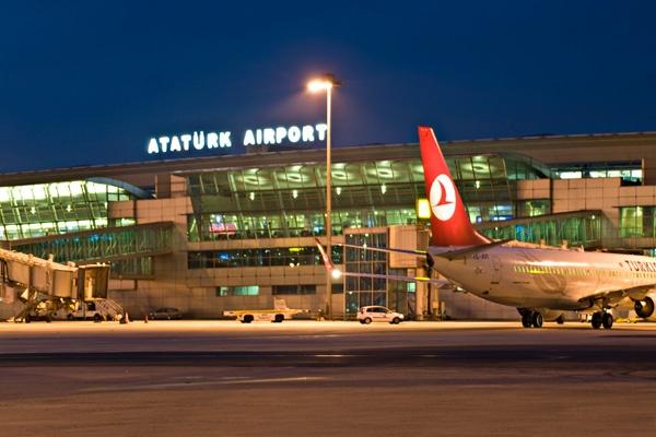 ALERTA - Explozii si focuri de arma pe aeroportul Ataturk din Istanbul: Zeci de morti si raniti