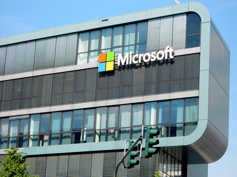 SUA: Microsoft plăteşte 10.000 de dolari unei femei după ce Windows 10 i-a făcut laptopul inutilizabil 