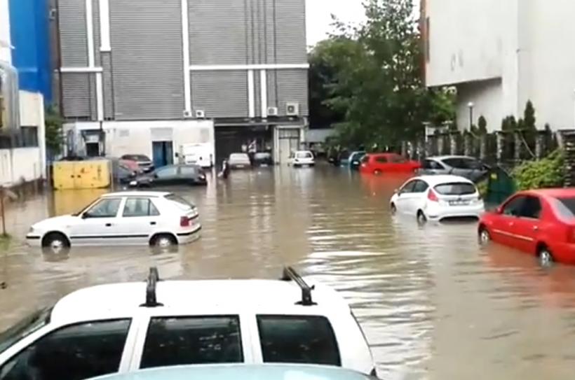 VIDEO - Inundaţiile din Râmnicu Vâlcea au afectat principalele bulevarde şi arestul IPJ 