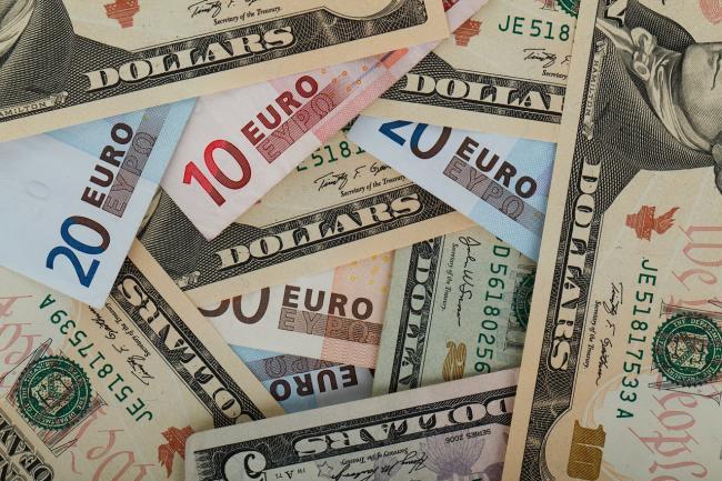 Leul s-a apreciat uşor în faţa euro, miercuri, dar a revenit pe scădere în raport cu dolarul 