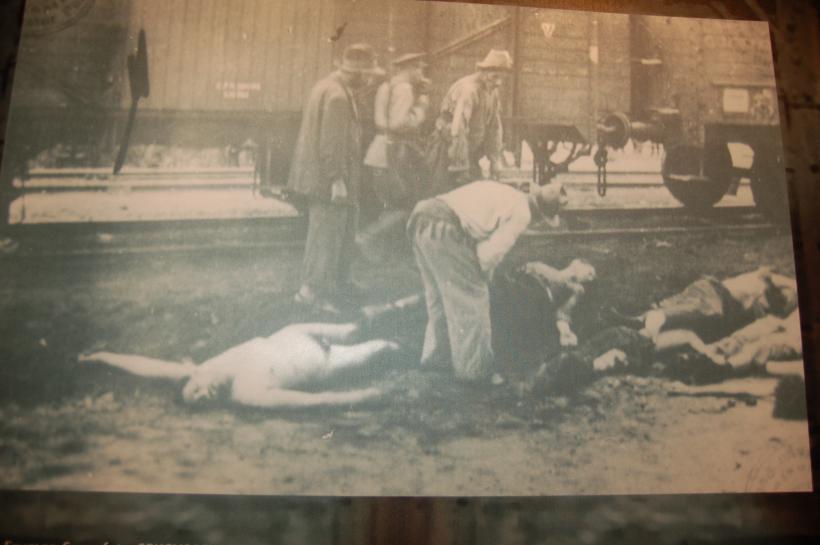 Pogromul de la Iasi, 75 de ani. “Ma credeau spion, ca aveam servieta, am fost batut cu patul armei si dus apoi cu trenul mortii”! GALERIE FOTO 18541623