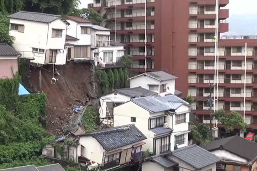 VIDEO - Momentul în care o casă din Nagasaki, Japonia, se răstoarnă