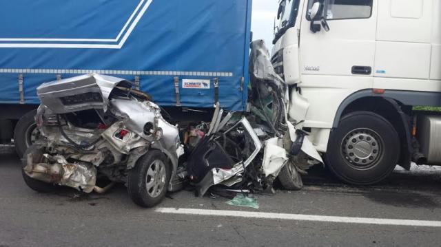 Braşov:Accident rutier în lanţ pe DN13 între două tiruri şi trei autoturisme; o persoană a murit după descarcerare 