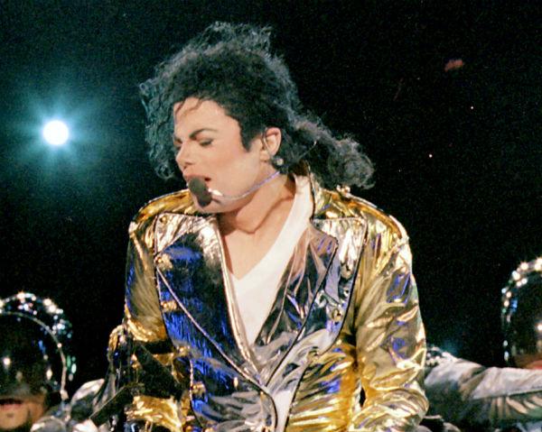 Tribut pentru Michael Jackson. România este prima ţară din lume care va găzdui un show în care foştii colegi ai megastarului vor cânta alături de… holograma acestuia