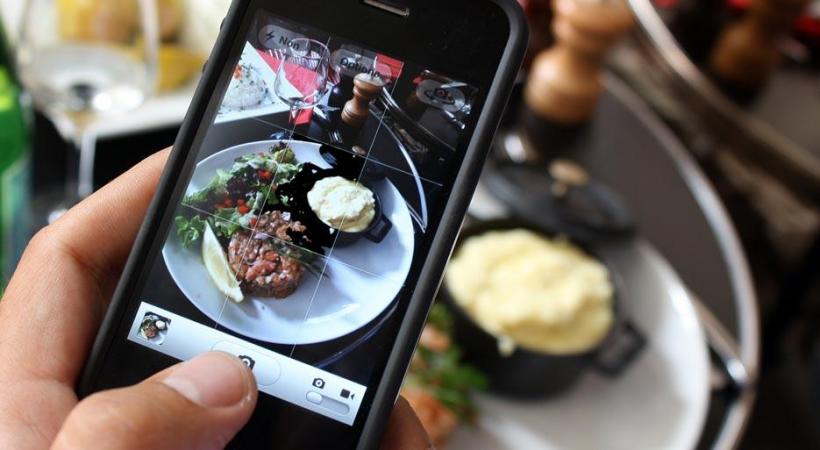 Fotografiezi mâncarea şi o distribui pe Instagram? Ce spune acest lucru despre tine