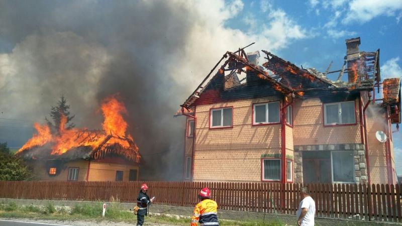 Braşov - INCENDIU VIOLENT la Fundata. Trei case, mistuite de foc