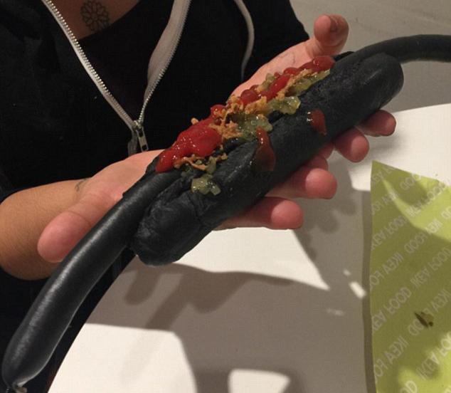 Ikea a lansat în Japonia hot dog-ul din cărbune