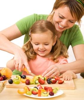 Cum hrănești corect copilul și de ce e important să faci asta