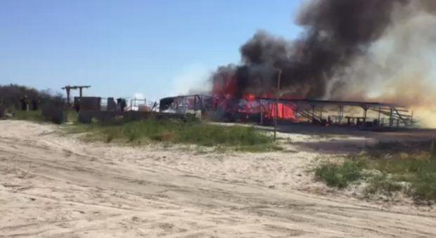 VIDEO - Constanţa: Incendiu violent la o cherhana de pe plaja Vadu