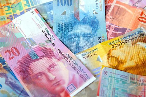 Clienţii cu credite în franci elveţieni acuză Consiliul Patronatelor Bancare că încearcă să influenţeze justiţia 