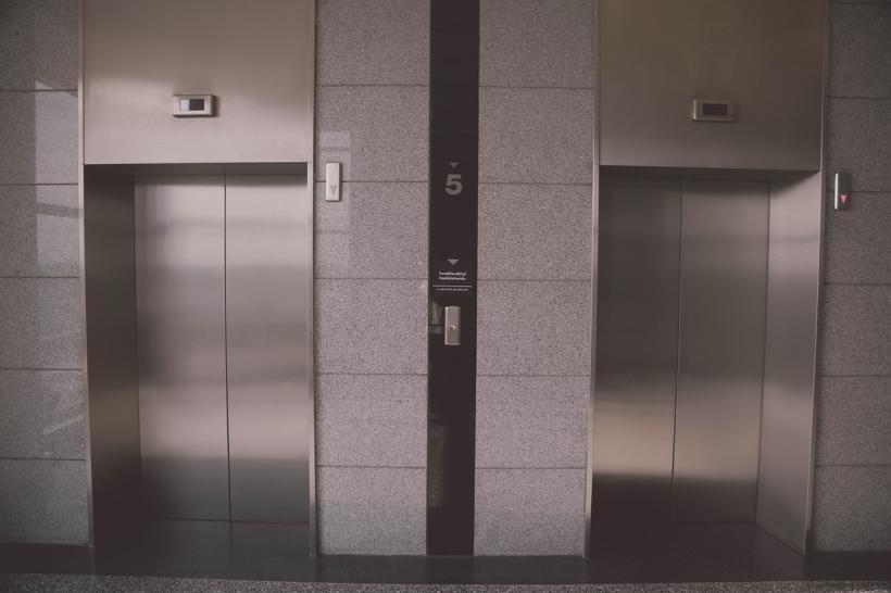 Un lift cu cinci persoane s-a prăbușit în gol la Ministerul Muncii