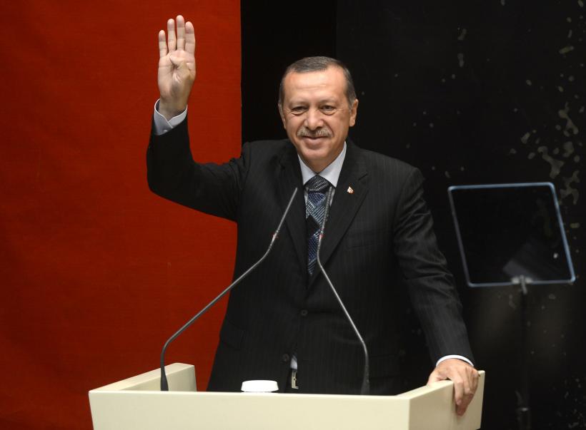 LOVITURĂ DE STAT în TURCIA.  Preşedintele Erdogan a apărut în mijlocul mulţimii de susţinători la aeroportul din Istanbul