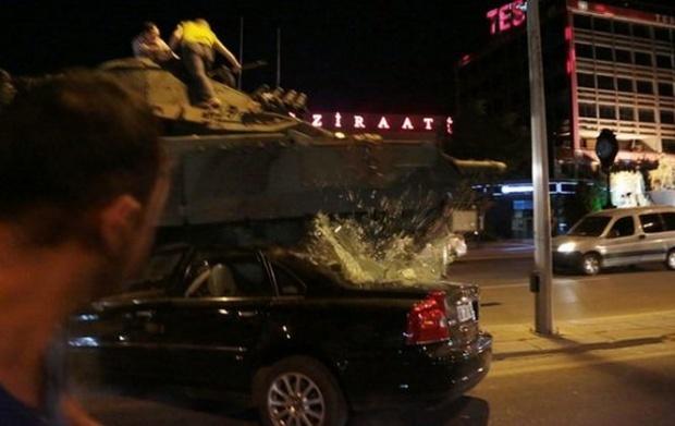 VIDEO SOCANT! Un tanc distruge totul în calea sa, in Turcia, pe o autostradă