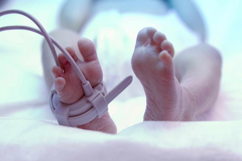 Tragedie CUMPLITĂ la Spitalul de Urgență din Piatra-Neamț. Un bebeluș a MURIT, iar fratele său geamăn este în stare gravă. Părinţii acuză medicii că vor să muşamalizeze totul