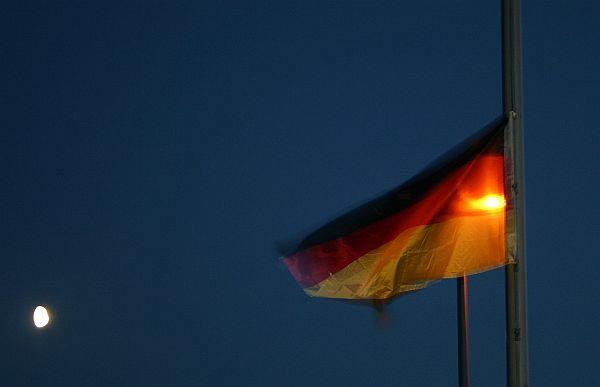 Atac armat la Munchen: Drapelele din Germania, coborâte în bernă