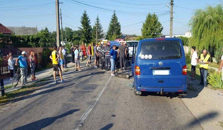 Mioveni, judetul Argeş: Doi morţi şi nouă răniţi în urma unui accident în care a fost implicat un microbuz 