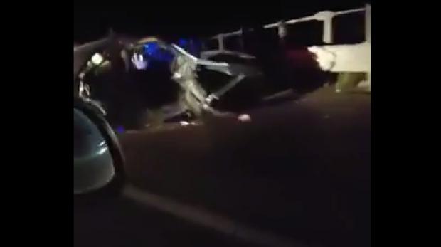 Accident GRAV în Constanţa. O maşină s-a făcut bucăţi în sensul giratoriu de la Agigea. Trei persoane au fost rănite