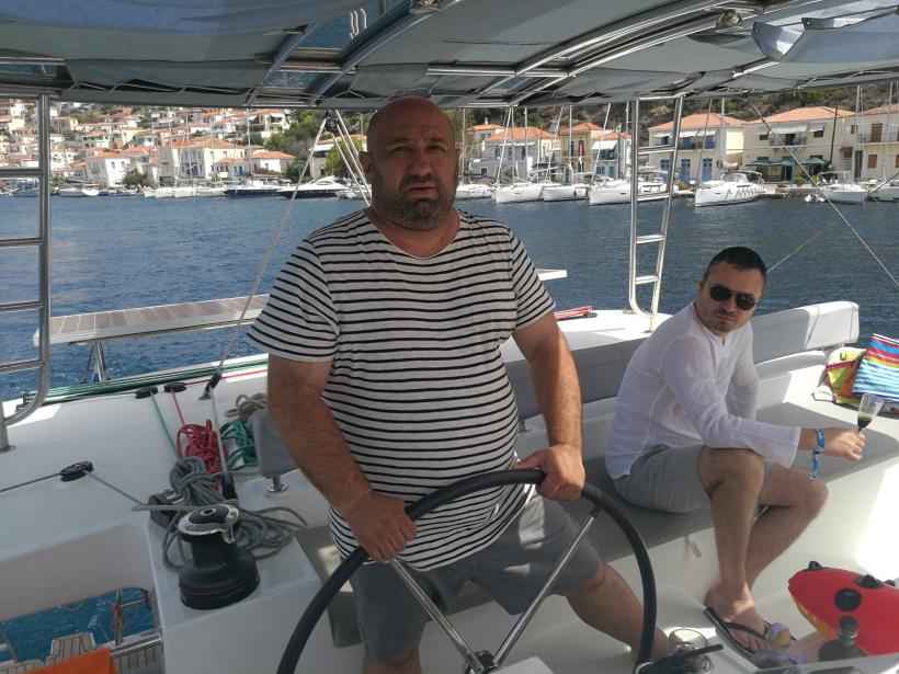 Chef Cătălin Scărlătescu, vacanţă pe barcă, în Grecia