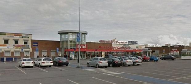 Atac armat într-un centru comercial din Suedia. Un bărbat a fost împușcat, iar atacatorul e în libertate