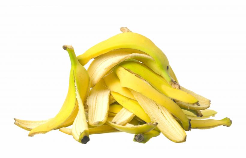 Nu mai aruncaţi cojile de banană! 10 moduri în care le puteţi folosi