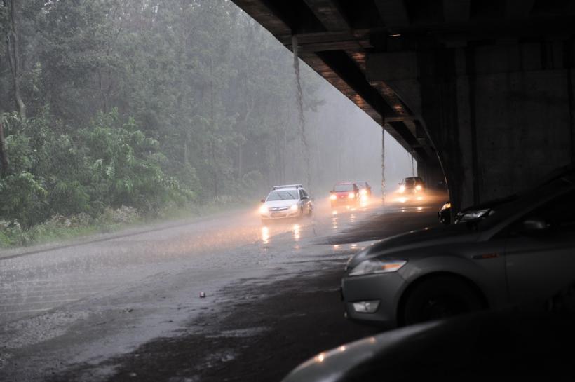 AVERTIZARE METEO - Cod Galben de ploi şi descărcări electrice în Bucureşti