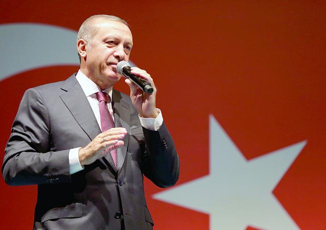 Erdogan vrea ca armata şi agenţia de spionaj să treacă sub controlul preşedinţiei 