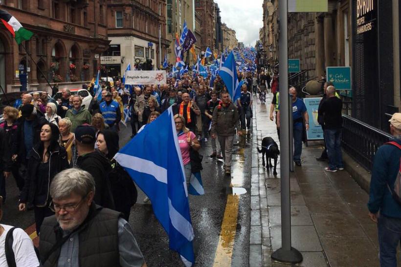 Scoţia: Mii de persoane au ieşit în stradă pentru a cere organizarea unui nou referendum privind independenţa 