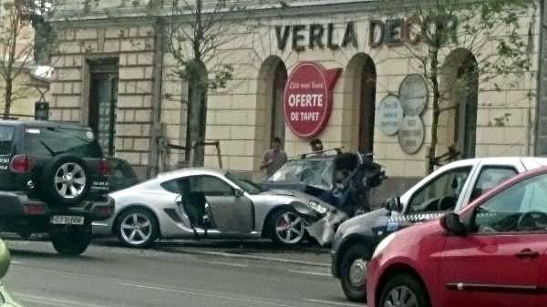 Un bărbat la volanul unui Porche a făcut prăpăd în centrul Clujului