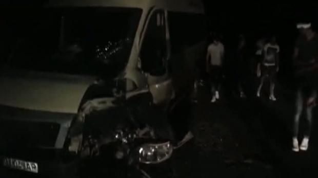 ACCIDENT TERIBIL în Gorj. Un microbuz cu elevi, lovit de un bolid. Mai mulţi copii au fost răniţi