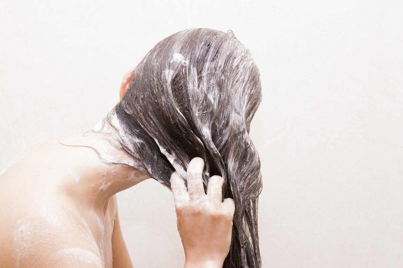 Ce se întâmplă cu părul tău dacă renunți la șampon timp de un an!