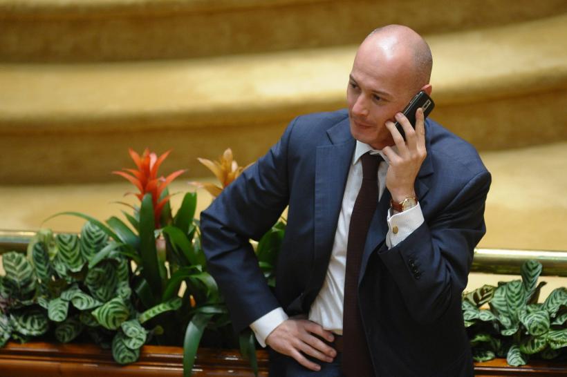 Cum circulă genţile cu bani gheaţă în politica românească 18544831