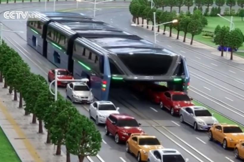 VIDEO - China a construit primul autobuz pe sub care pot circula automobile
