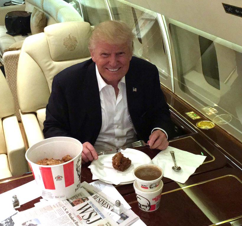 Fotografia în care Trump apare mâncând junk-food, în avionul său particular, cu furculiţă şi cuţit, provoacă ilaritate 