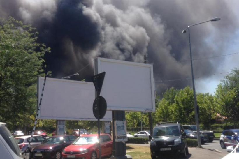 ALERTĂ - Incendiu pe strada Barbu Văcărescu, lângă un club 
