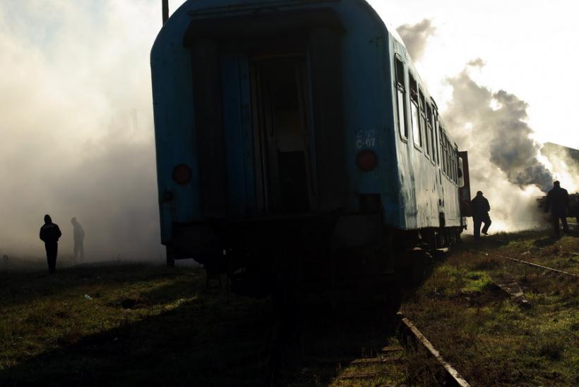 Buzău: O locomotivă a unui TREN Regio a luat FOC. 7 autospeciale se LUPTA cu FLĂCĂRILE