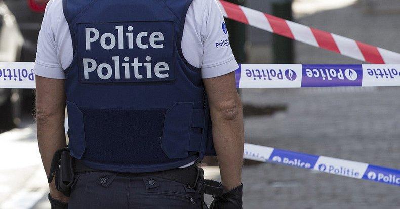 Belgia: Două poliţiste, rănite de un individ înarmat cu o macetă la Charleroi. Atacatorul a fost ucis