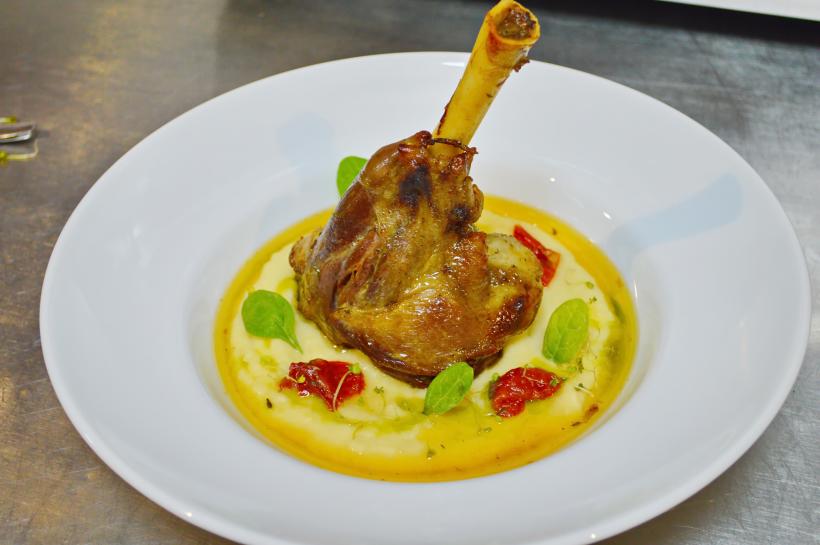 Rețetă „Ciolan de miel australian pe pat de cremă de țelină” de la Chef Paul Siserman 18545307