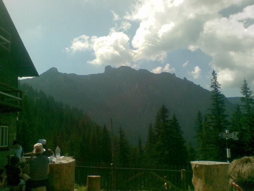 Ziua Muntelui Ceahlău. Curioșii au urcat pe Vârful Toaca pentru a observa “holograma”, un fenomen natural mai puțin obișnuit  18545362