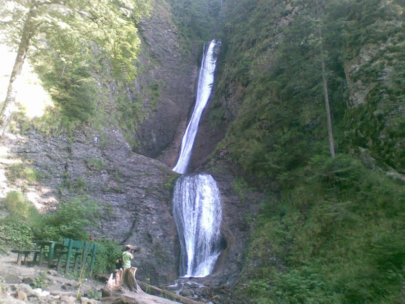 Ziua Muntelui Ceahlău. Curioșii au urcat pe Vârful Toaca pentru a observa “holograma”, un fenomen natural mai puțin obișnuit  18545363